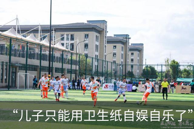 “儿子只能用卫生纸自娱自乐了”，陪读爸爸晒窒息一幕，还不自知
